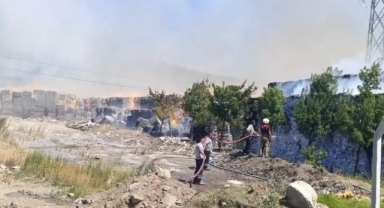 Torbalı'da kağıt fabrikasındaki yangına müdahale sürüyor!