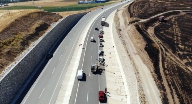 Yangın dumanı yolu kapladı... 7 araç birbirine girdi!