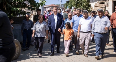 Başkan Tugay yangında zarar gören Köseler’i ziyaret etti 