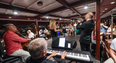 Bergama Vapuru’nda caz esintisi 