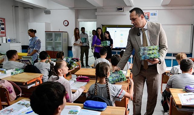Bornova Belediyesi’nden öğrencilere kırtasiye desteği!