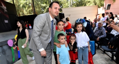 Bornova’da minik öğrencilere kırtasiye desteği