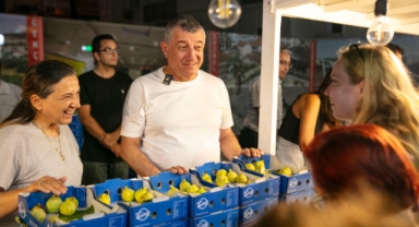 Dalında Kuruyan Bardacığı Belediye Aldı Halka Ücretsiz Dağıttı