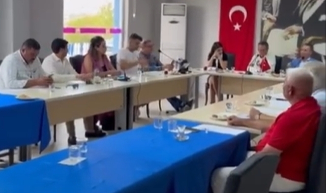 Foça Meclisinde şoke eden iddia: belediye dükkanlarına mı çöküyorsunuz?