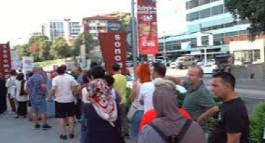 Hediye çeki için 8 saatlik kuyruk çilesi