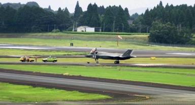 İngiltere'ye ait F-35B savaş uçağı Japonya'ya acil iniş yaptı