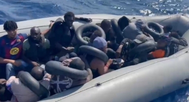 İzmir'de karada ve denizde 23 göçmen yakalandı