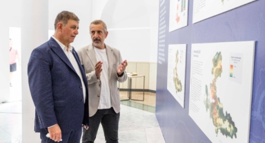 İzmir’in geleceğini anlatan sergi “İz’in Peşinde Şehrin İçinde” açıldı