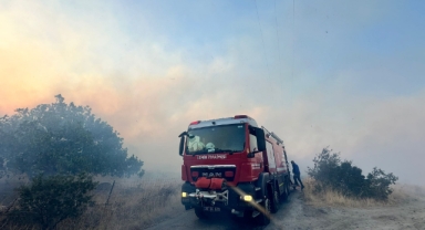 İzmir İtfaiyesi Dikili’deki yangına müdahale ediyor