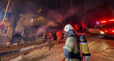 İzmir İtfaiyesi Konak’ta çıkan yangında iki kişiyi kurtardı