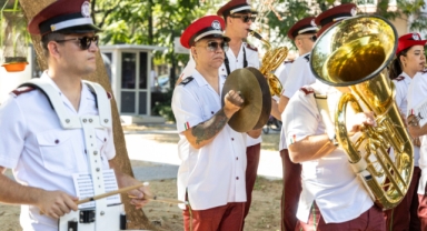 Karşıyaka Belediye Bandosu’ndan sokak konserleri