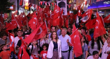 Karşıyaka’da ‘zafer’ coşkusu... Binler fener alayında buluştu!