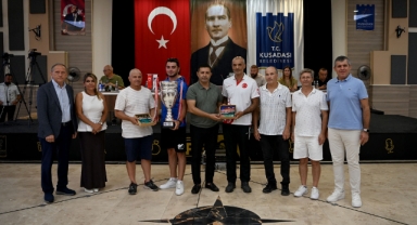 Kuşadası Belediye Meclisi Türkiye şampiyonu olan takımı ağırladı