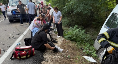 Servis minibüsü kaza yaptı: 15 yaralı