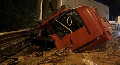 Tuğla yüklü tıra çarpan tır hurdaya döndü!