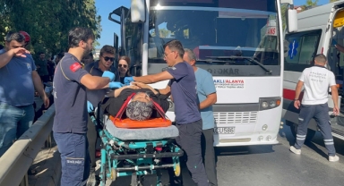 Alanya’da tur otobüsüyle yolcu midibüsü çarpıştı: 2’si ağır 15 yaralı