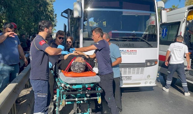 Alanya’da tur otobüsüyle yolcu midibüsü çarpıştı: 2’si ağır 15 yaralı