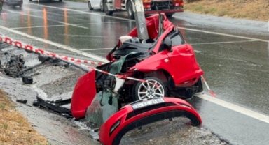 Araç kağıt gibi ezildi... 1 kişi hayatını kaybetti