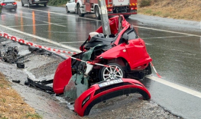Araç kağıt gibi ezildi... 1 kişi hayatını kaybetti