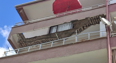 Balkonu çöken 5 katlı bina boşaltıldı