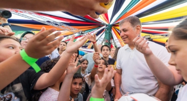 Başkan Tugay 94. İEF’de çocukları misafir etti