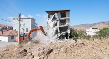 Bayraklı'da 5 katlı kaçak yapı yıkıldı!