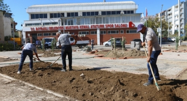Bayraklı'da parklar yenileniyor