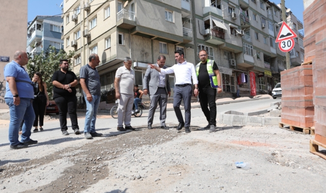 Bayraklı'da yol yenileme çalışmaları hız kesmiyor