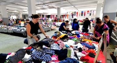 Bornova’da Kıyafet Pazarı büyük ilgi görüyor