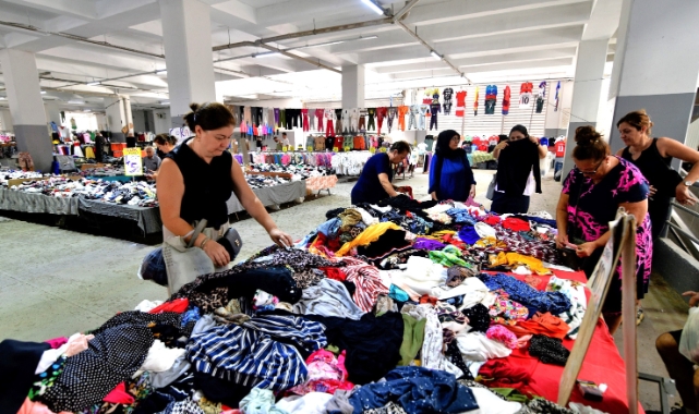 Bornova’da Kıyafet Pazarı büyük ilgi görüyor