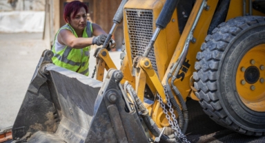 Büyükşehir’in kadın çekici operatörü tabuları yıktı!