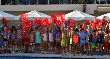 Çiğli Belediyesi’nden yüzme şenliği ve madalya töreni
