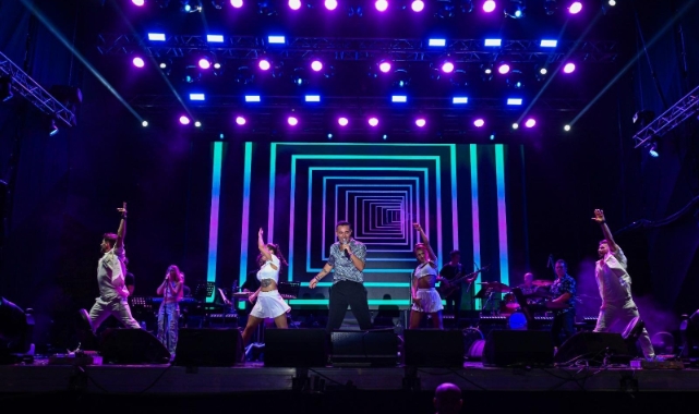 Çim Konserleri’nde Mustafa Sandal rüzgarı