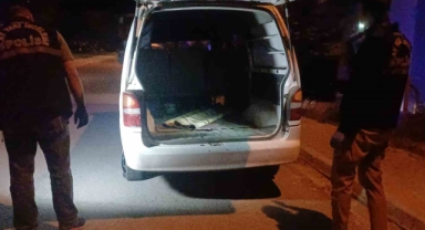 'Dur' ihtarına uymayan araç polis memuruna çarpıp kaçtı!