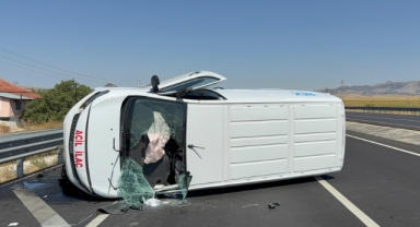 İlaç taşıyan araç bariyerlere çarparak devrildi