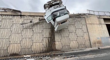 İzmir'de tır devrildi, kupası viyadükte asılı kaldı