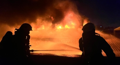 İzmir İtfaiyesi fabrikayı saran alevleri söndürdü