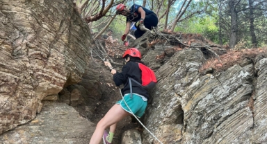 İzmir İtfaiyesi kayalıklarda mahsur kalan üç genci kurtardı