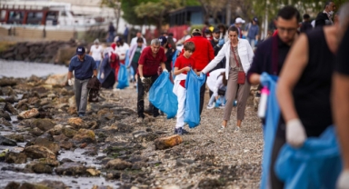 İzmirlilerden dünya rekoru için kıyı temizliği