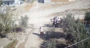 Kafası taşla ezilmek istenen baygın kocasını saldırganlara taş atarak kurtardı!