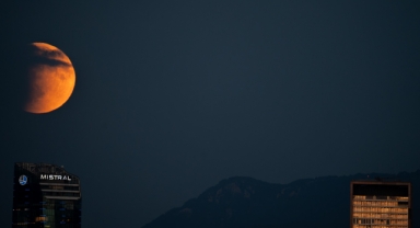 Kanlı ay İzmir'e görsel şölen yaşattı!