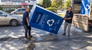 Karşıyaka’da geri dönüşüm hamlesi: 100 noktaya mavi konteyner