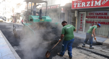 Konak’ta asfalt seferberliği devam ediyor