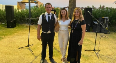 Menderes’in sanatçı muhtarı sahnede