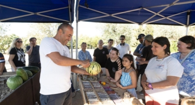 Minik eller toprakla buluştu