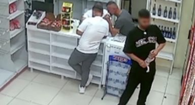 Pes dedirten hırsızlık: İçeceği eşofmanına gizleyip çaldı!