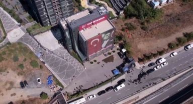 Sarıyer’deki CHP binası önünde bekleyiş sürüyor!