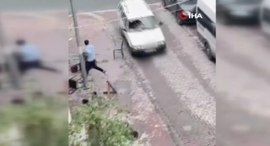 Sokak ortasında birbirlerine öldüresiye saldırdılar!