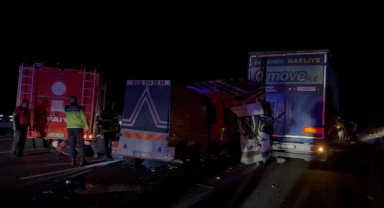 Tarım işçilerini taşıyan minibüs tıra arkadan çarptı: 3 ölü, 16 yaralı