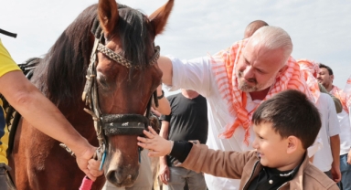 Türkiye'nin şampiyon atları Menemen'de yarıştı